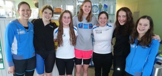 Gruppe junger Schwimmerinnen