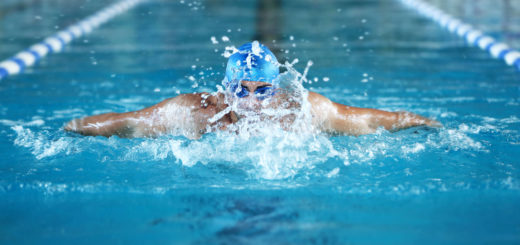 Schwimmer schwimmt eine Bahn