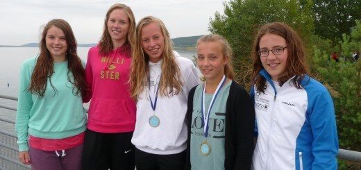 fünf Mädchen - zwei mit Medaille