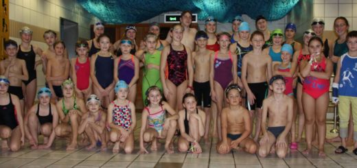 Gruppe junger Schwimmerinnen und Schwimmer