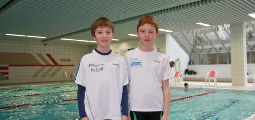 zwei Jungs vor dem Schwimmbecken