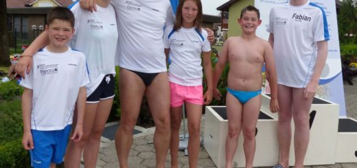 eine kleine Gruppe Schwimmer mit Trainer