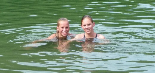 zwei Mädchen im Wasser