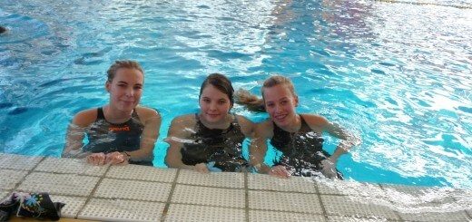 drei Schwimmerinnen im Wasser