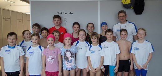 Gruppe junger Schwimmerinnen und Schwimmer