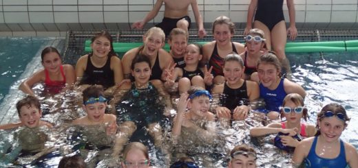 Gruppe junger Schwimmerinnen und Schwimmer im Wasser