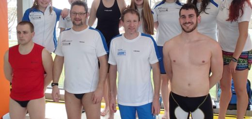 Gruppe junger Schwimmerinnen und Schwimmer