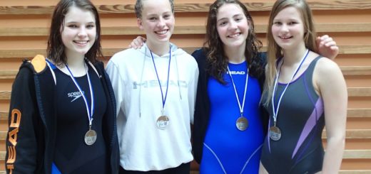 vier Schwimmerinnen mit Medaillen