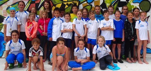 Gruppe junger Schwimmerinnen und Schwimmer