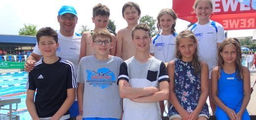 Gruppe junger Schwimmerinnen und Schwimmer