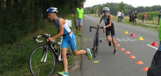 Radfahrer schieben die Räder