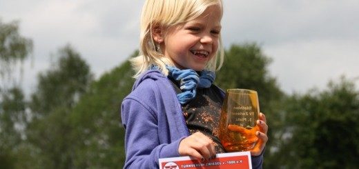 Lachendes Mädchen mit Urkunde in der Hand