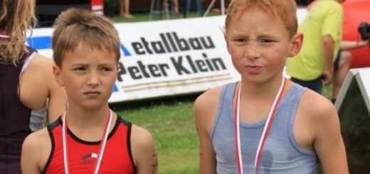 zwei Jungen mit Medaillen